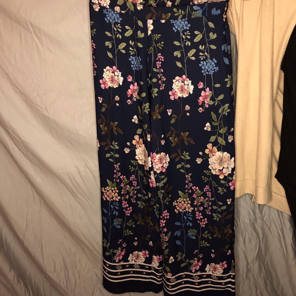 The CUTEST floral flowy pants !🌸💕💕